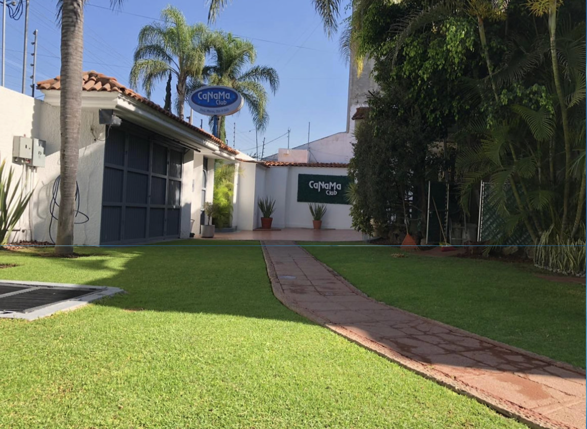 Entrada principal de Canama Club con jardín.