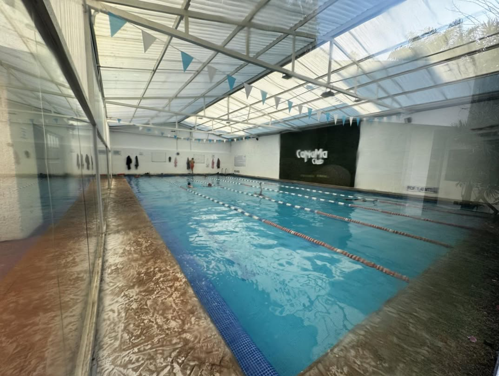 Vista lateral de la piscina mostrando área de entrenamiento.